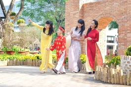 Tà áo lụa đầu xuân